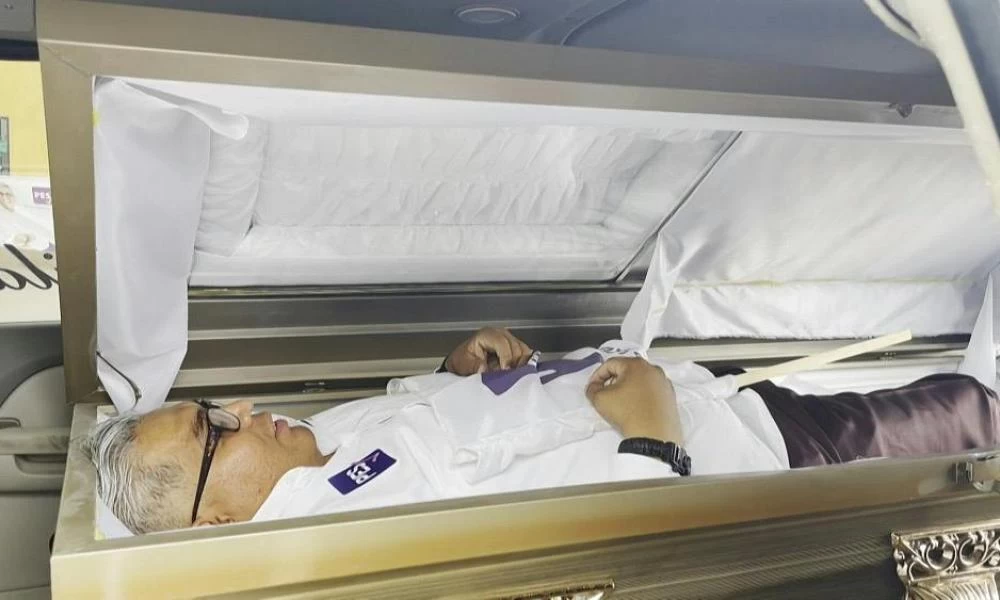 Απίστευτο!: Bγήκε από… φέρετρο σε προεκλογική ομιλία